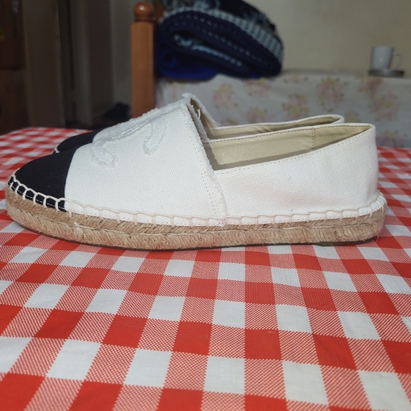 Excellent Condition Chanel White & Black Size 6.5 Espadrilles. ๐ - Picture 2 of 16